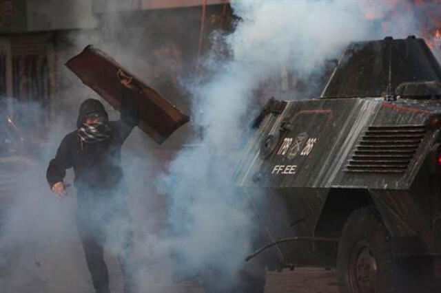 En Santiago se han vivido intensos enfrentamientos entre manifestantes y fuerzas del Estado. Foto: EFE
