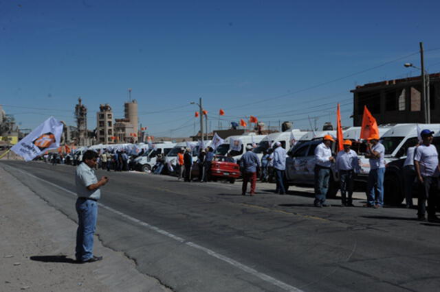 Caravana naranja de vehículos colectivos acompañó a Keiko Fujimori en 2016.