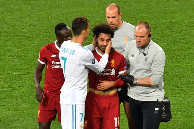 Cristiano Ronaldo consolando a Mohamed Salah tras la final de la Champions League en 2018. Foto: AFP