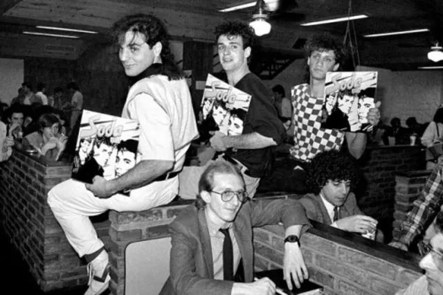 Soda Stereo con su primer álbum homónimo en brazos. Foto: difusión