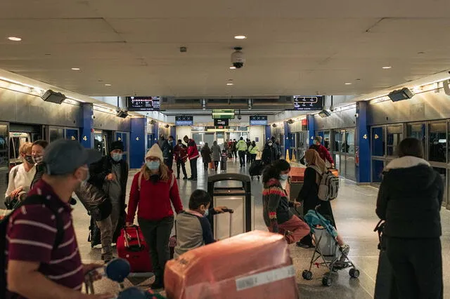 Los viajeros atraviesan la sala de salidas de la Terminal 4 del Aeropuerto Internacional John F. Kennedy. Foto: AFP
