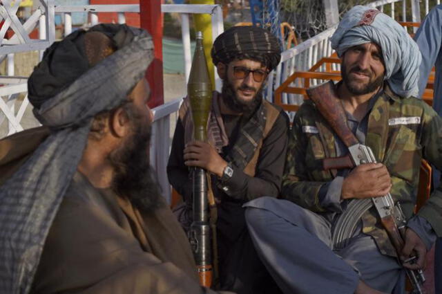 Los muyahidines no se desampararon de sus armas. Foto: AFP