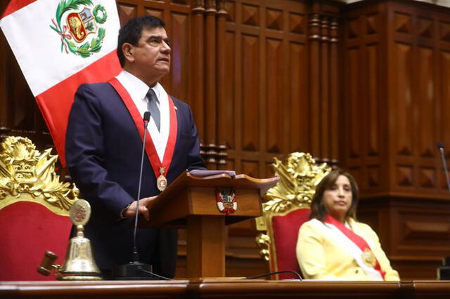 Dina Boluarte recibió la banda presidencial en el Congreso de la República