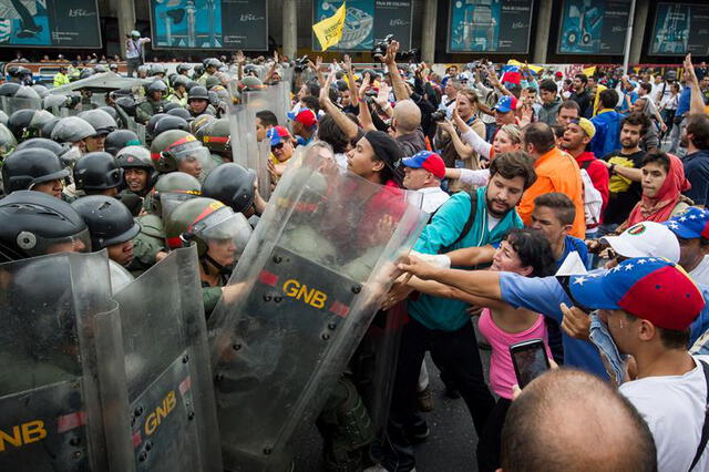 Centernares de venezolanos han muerto o son heridos por parte de las fuerzas del Estado en manifestaciones opositoras. Foto: EFE.