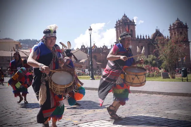 Músicos, bajo la dirección de David Tello, pasan por el Aucaypata.