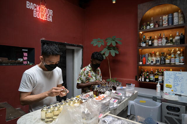 Un bar de Malasia empezó la venta por delivery para estos peculiares productos. Foto: AFP