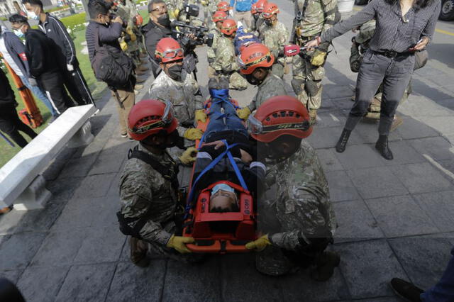 La población limeña participa del último simulacro de sismo. Foto: Gerardo Marín / La República