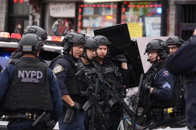 La policía de Nueva York en la escena de un tiroteo múltiple reportado en una estación de metro de Brooklyn, 12 de abril de 2022. (EFE/EPA/ JUSTIN CARRIL).