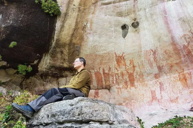 José Iriarte, arqueólogo de la Universidad de Exeter, estudió el mural de arte rupestre en 2020. En la foto, posa al frente a la colina de Cerro Azul. Foto: José Iriarte