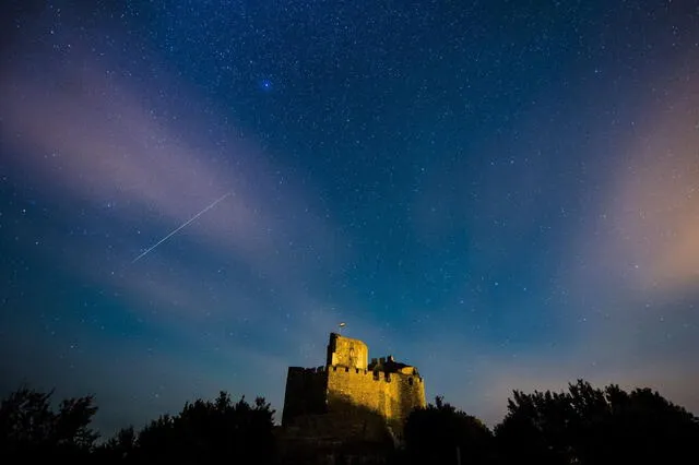 Lluvia de estrellas sobre el castillo de Holloko, cerca de Budapest (Hungria). Foto: Peter Komka / EFE