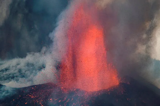 Momento en el que una nueva boca se ha abierto en la parte inferior del cono secundario del volcán de La Palma, de la que sale abundante lava. EFE