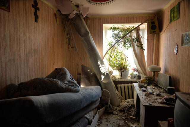 Cohete atascado en una vivienda tras bombardeos en Jarkov, Ucrania. Foto: AFP