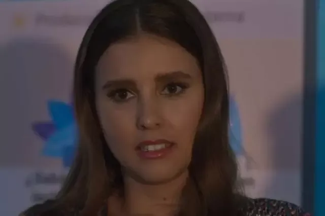 Mariana anunciando su supuesta relación con Ana en la segunda temporada de Madre solo hay dos. Foto: Netflix