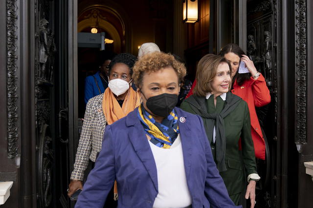 Las representantes Sheila Jackson-Lee, Barbara Lee y la presidenta de la Cámara de Representantes, Nancy Pelosi. Foto: AFP