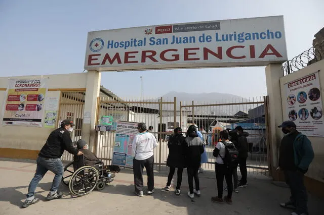 Comerciantes ambulantes se aglomeran afuera de hospital de San Juan de Lurigancho. Créditos: Jorge Cerdán / La República.