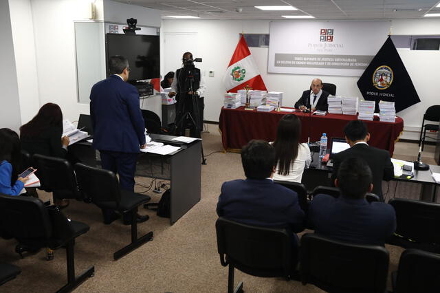 Fiscal José Domingo Pérez toma parte de la audiencia tras haber expuesto la posición del Ministerio Público. Foto: Jorge Cerdán / La República.