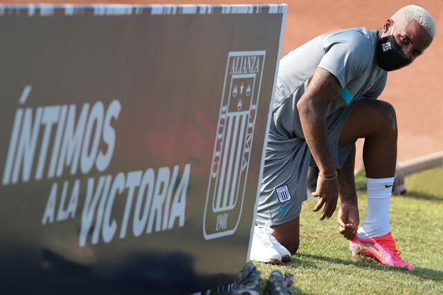Jefferson Farfán firmó contrato por dos temporadas. Foto: Alianza Lima