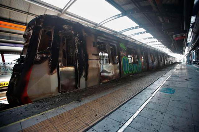 Tren incinerado en la estación del metro Elisa Correa