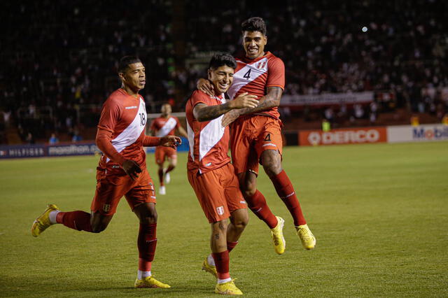 Luis Iberico y sus compañeros festejando el gol