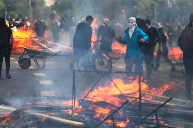 Santiago de Chile vivió el sábado entre llamas