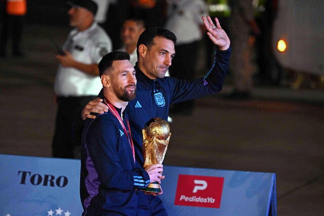Messi y Scaloni fueron los primeros en salir del avión, de la mano con la copa. Foto: Twitter/Mohamed Elgazar