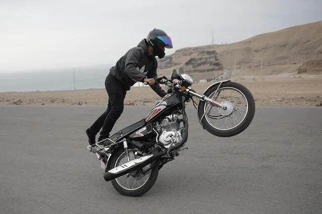 Stunt rider en La Herradura realizando una maniobra llamada ‘wheelie’. Fotografía: Gerardo Marín