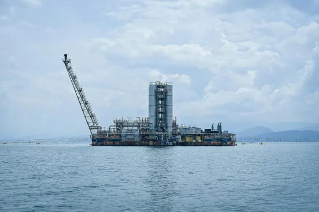 La empresa KivuWatt extrae gas de las aguas del lago Kivu para convertirla en electricidad. Algunos científicos sostienen que el método de extracción puede alterar la calma del ecosistema. Foto: AFP / Simón Maina