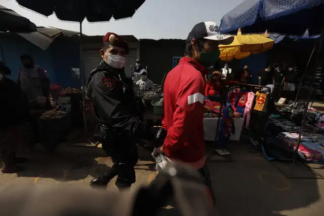Comerciantes ambulantes se aglomeran afuera de hospital de San Juan de Lurigancho. Créditos: Jorge Cerdán / La República.