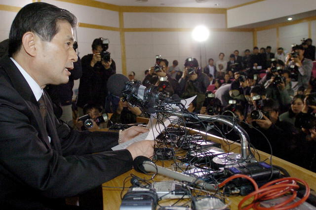 El médico Hwang Woo Suk afrontó un juicio por su fraudulente investigación y fue condenado a prisión preventiva en 2009. Foto: AFP