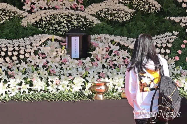 Altar de flores para víctimas de aplastamiento en Itaewon. Foto: Oh my news