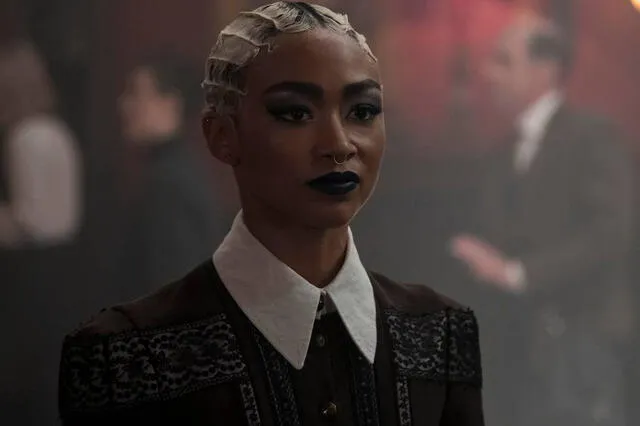 La actriz Tati Gabrielle interpretando a Prudence en El mundo oculto de Sabrina.