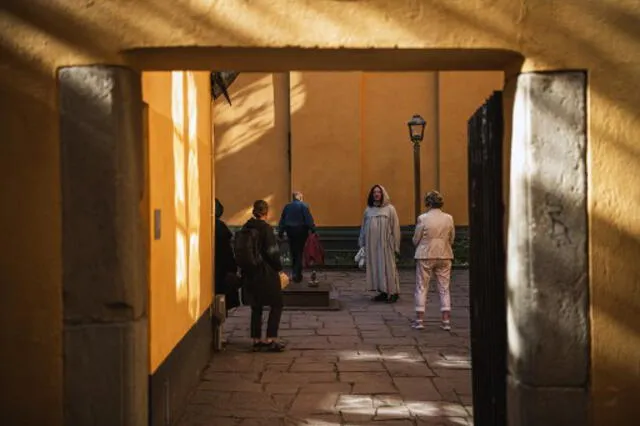 Andersos (2d) lleva a los visitantes por sitios en el casco antiguo de Estocolmo. Foto: AFP