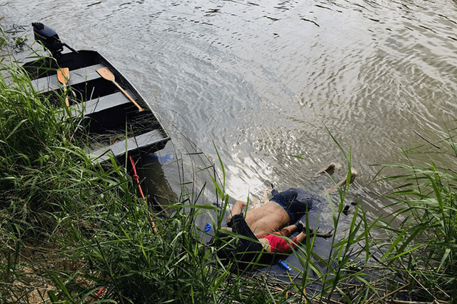 Padre e hija se ahogaron al cruzar el río Bravo, la frontera natural entre México y EE.UU. Foto: AFP