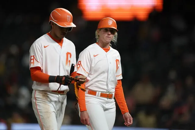 Alyssa Nakken en el San Diego Padres vs. San Francisco Giants. Foto: AFP Alyssa Nakken en el San Diego Padres vs. San Francisco Giants. Foto: AFP