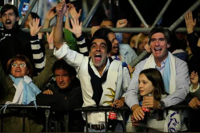 Partidarios de Lacalle Pou celebraron tras saber el primer boletín de las elecciones  en la sede del Partido Nacional en Montevideo. Foto: EFE