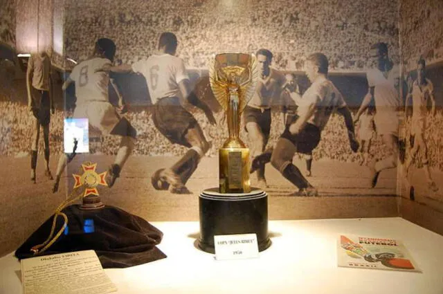 Uruguay exhibe la copa del mundial de 1930 en su museo de fútbol. Foto: AUF