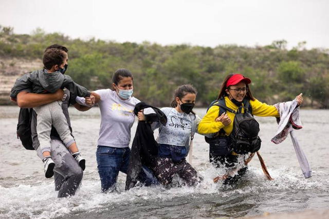 Venezolanos cruzando el Río Bravo
