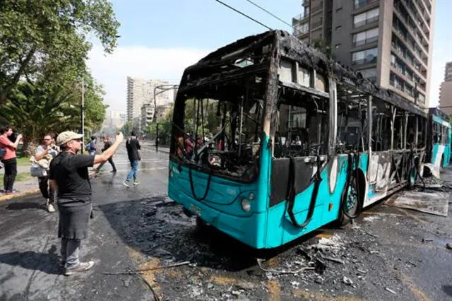 Este autobús fue quemado en Santiago