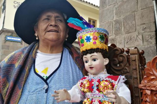 Artesanos ofrecen al Niño Manuelito en Santurantikuy en la Plaza de Armas de Cusco Artesanos ofrecen al Niño Manuelito en Santurantikuy en la Plaza de Armas de Cusco