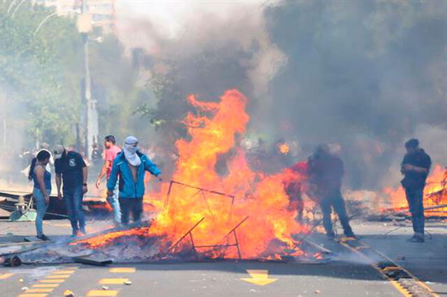 Las protestas del sábado escalaron a niveles altos en Santiago