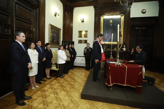 Ex primer ministro, Salvador del Solar, asiste a la juramentación de Vicente Zeballos como su sucesor en la PCM. Foto: Presidencia.