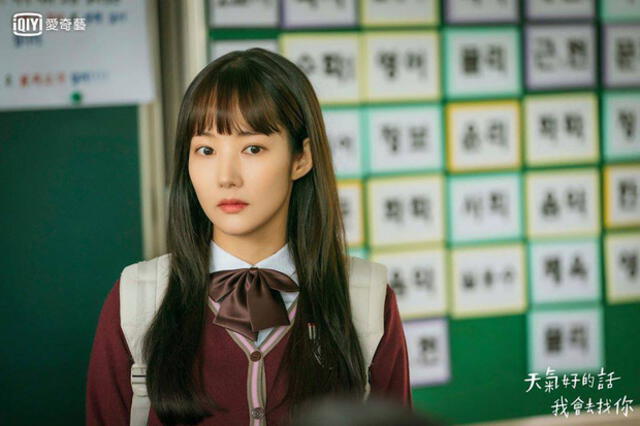 El flequillo de Park Min Young no cae desde el centro de la frente, sino que se cruza de adelante hacia atrás, lo que hace que la cara carezca de armonía.