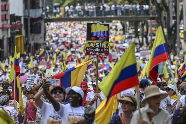 Medellín, Bogotá, Cali, Bucaramanga y otras ciudades se sumaron a protestas contra la reforma tributaria planteada por Gustavo Petro. Foto: AFP