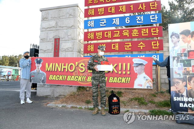 Minho a su salida del servicio militar. Foto: Yonhap.
