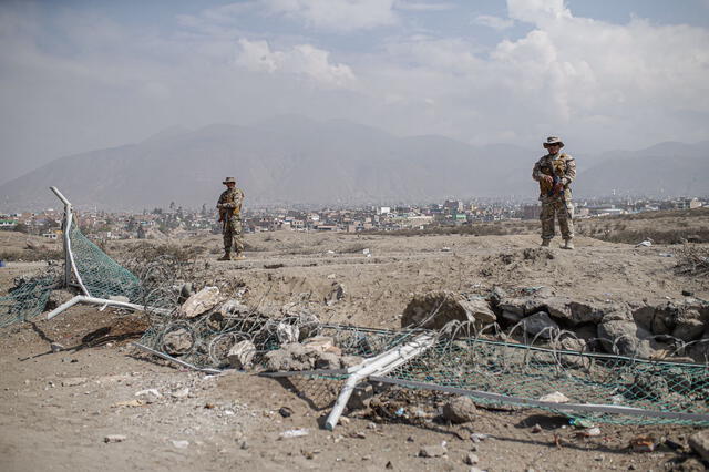 Resguardo en los alrededores de aeropuerto de Arequipa tras ataques. Foto: Rodrigo Talavera/ LR