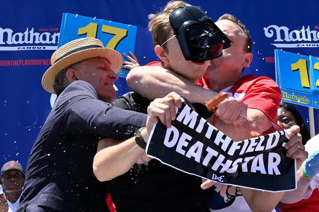 Chestnut envolvió al manifestante en una llave de cabeza después de que subió al escenario. Foto: New York Post