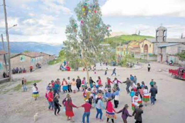 Las comunidades han recopilado varios cantos en los que se tratan temas como la corrupción y la injusticia social. Foto: cortesía Miguel Gutiérrez