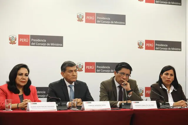 Ministros de Estado junto al premier en conferencia de prensa. Foto: Jorge Cerdán / La República.