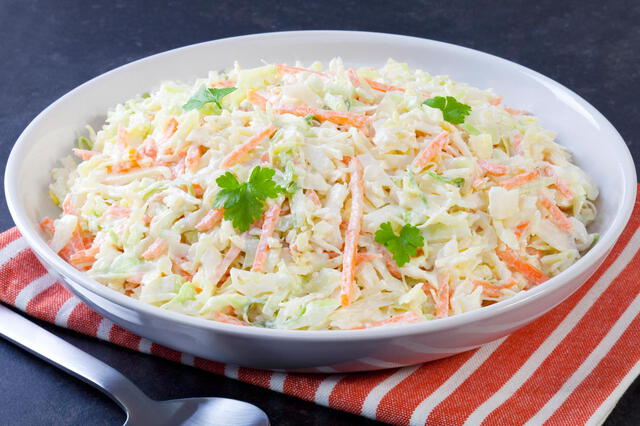 La ensalada blanca es un buen complemento del pavo o lechón al horno. Foto: deliciosi
