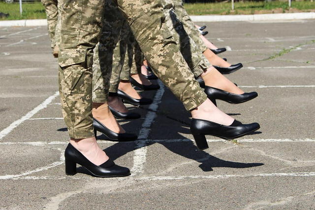 Ucrania desata polémica por iniciativa de que mujeres soldados usen tacos